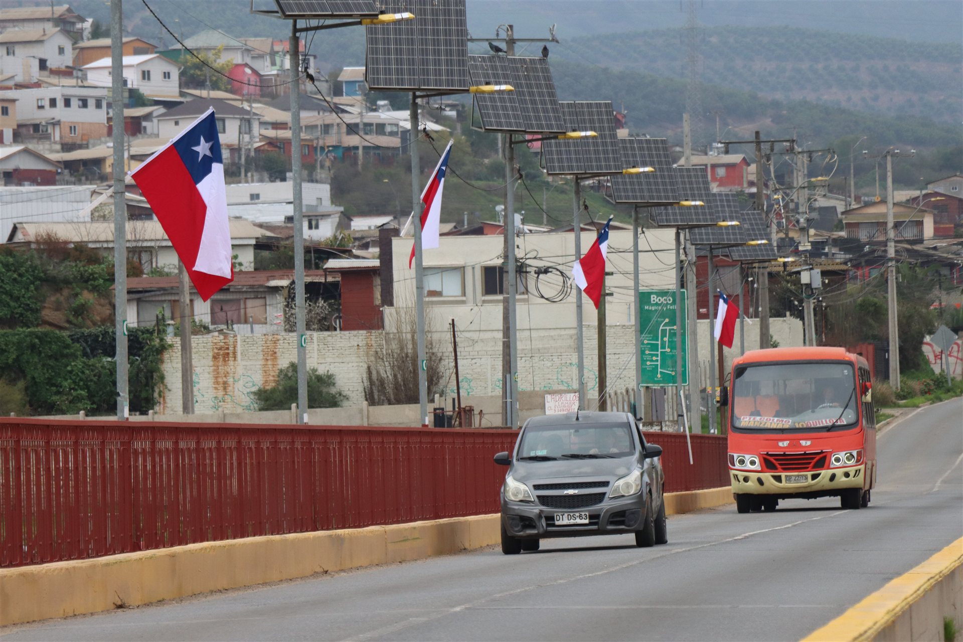 Banderas chilenas en acceso a Boco