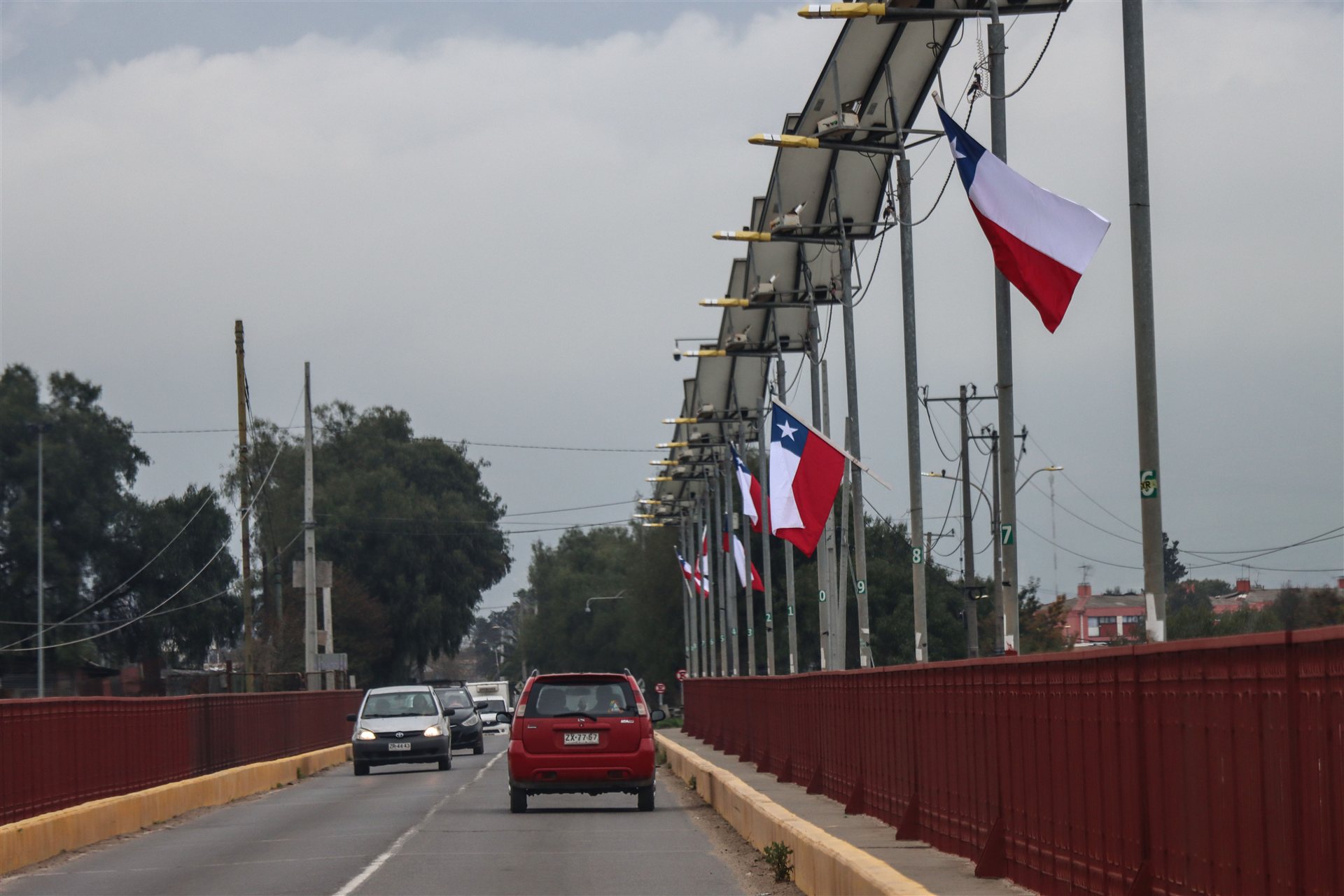Avenida de Quillota con banderas chilenas