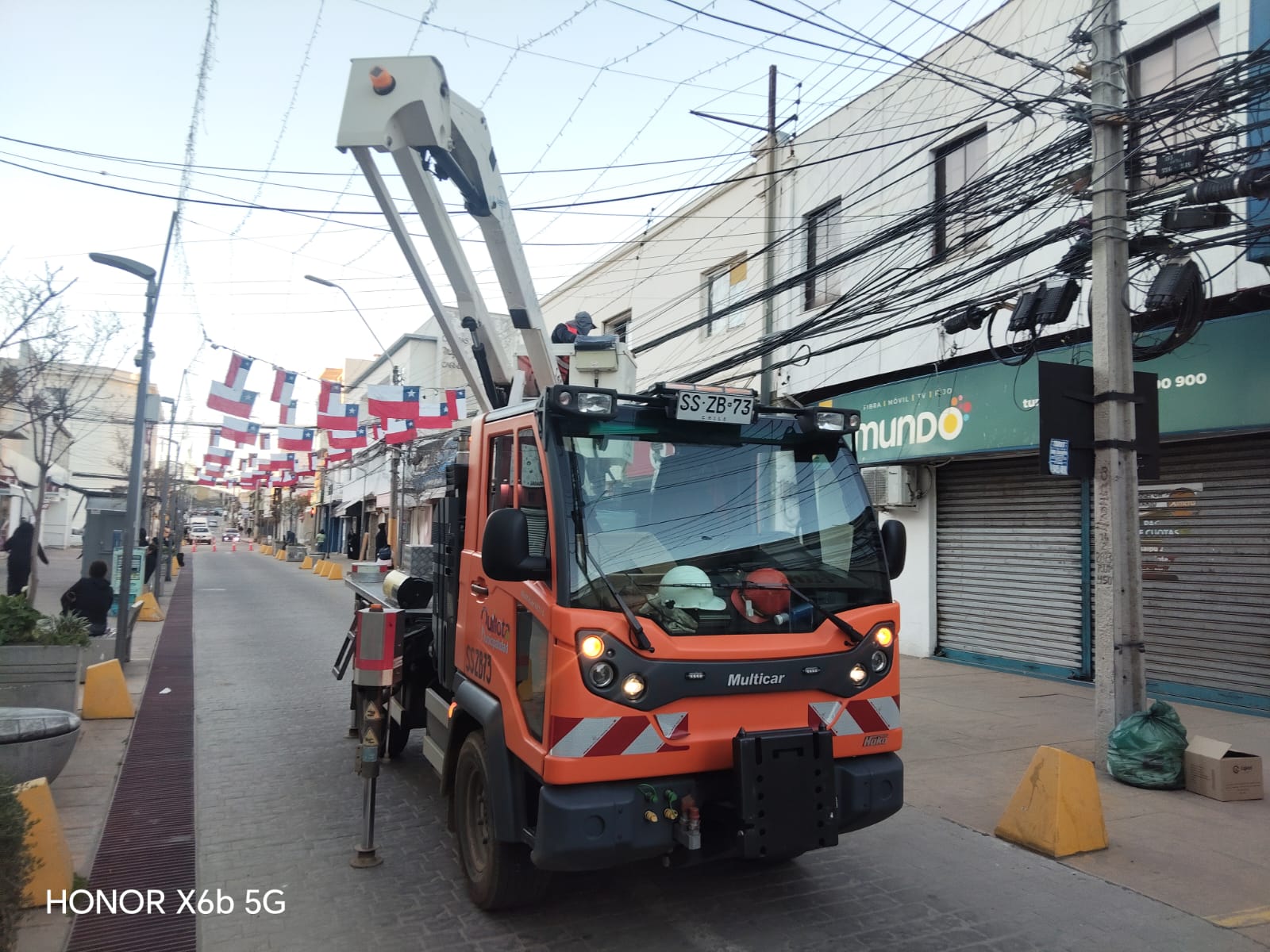 Equipo municipal durante embanderamiento del centro