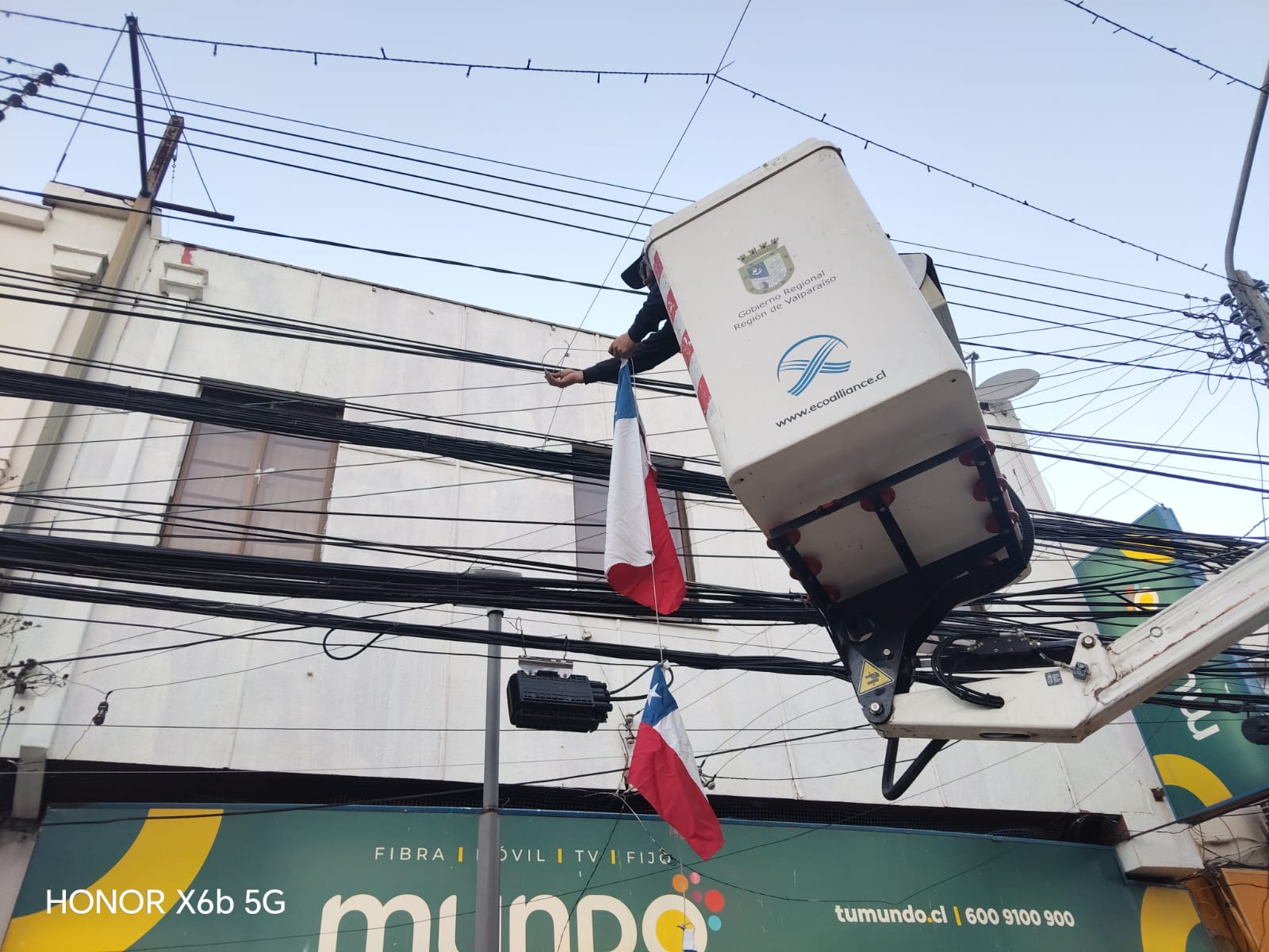 Instalación de banderas chilenas en el centro de Quillota