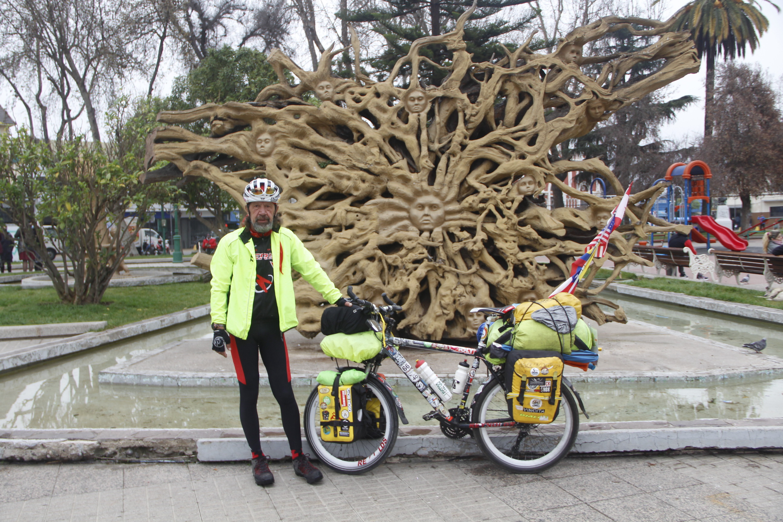 Veterinario que recorre América en bicicleta visitó al  alcalde de Quillota para entregarle su mensaje animalista