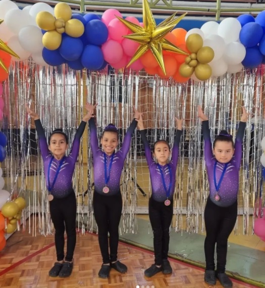Niñas y jóvenes de talleres municipales de gimnasia artística y fútbol participaron de importantes torneos.