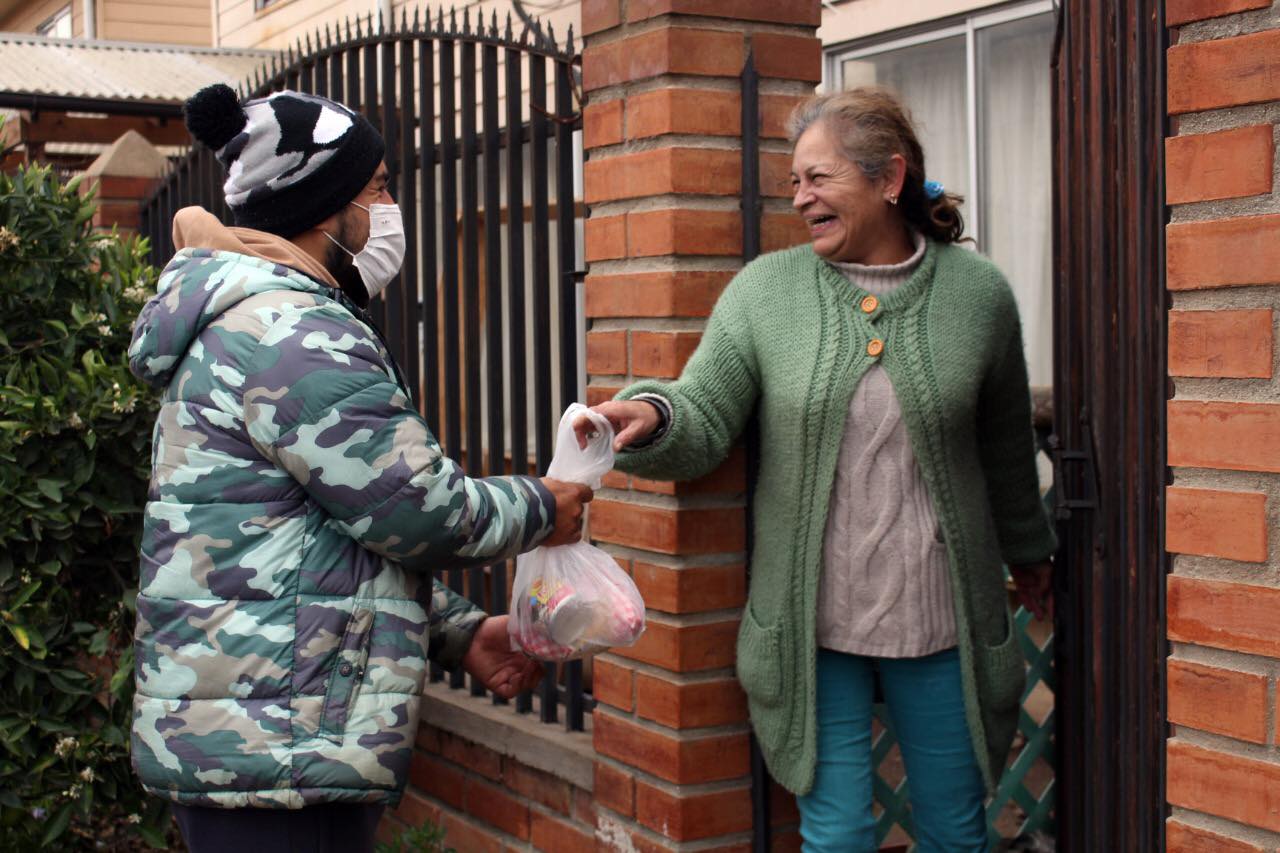 Móvil de la Municipalidad de Quillota recolecta alimentos en territorios para ayudar a familias afectadas por la crisis sanitaria
