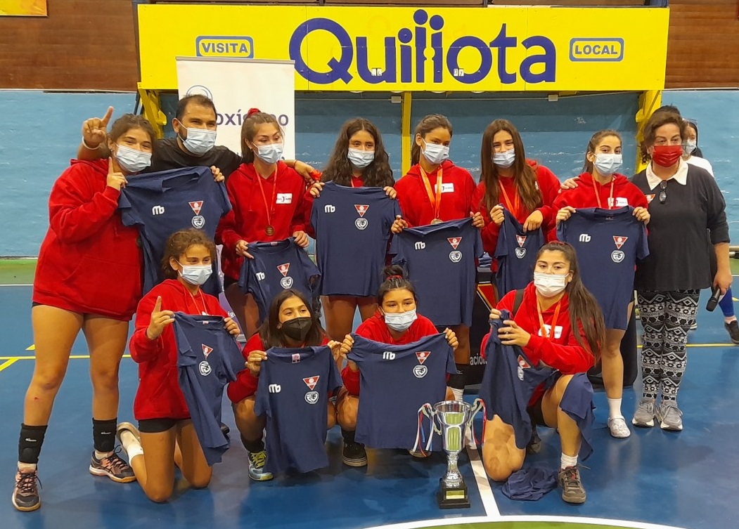 Clubes Paul Harris e Independiente son los campeones del Torneo Regional de Voleibol 2021 en Quillota.