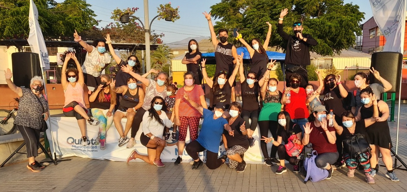 Quillotanos disfrutaron de una intensa clase de actividad física en Plaza Arturo Prat.