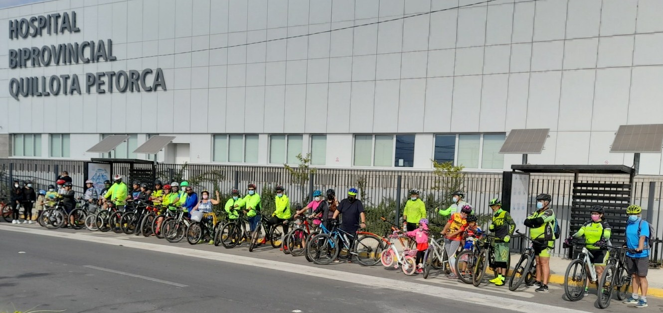 Familias quillotanas recorrieron la ciudad en bicicleta para celebrar la previa al Día del Amor.