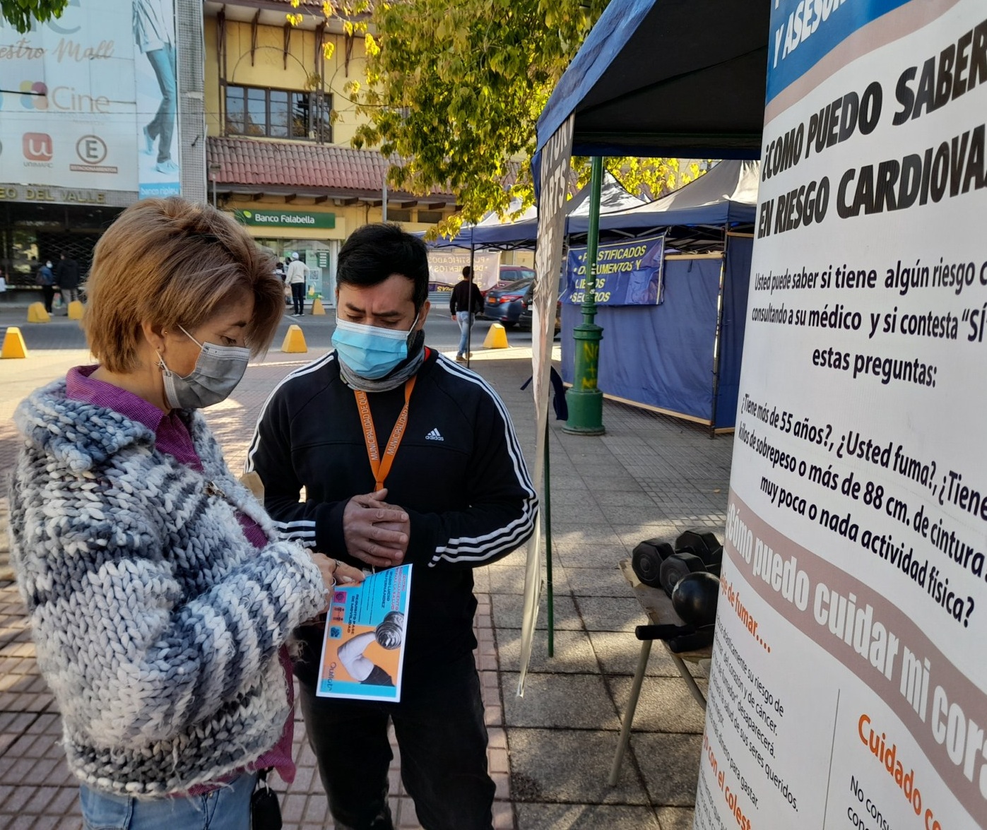 Exitosa feria de promoción de la Dirección de Deportes en la Plaza de Armas de Quillota.