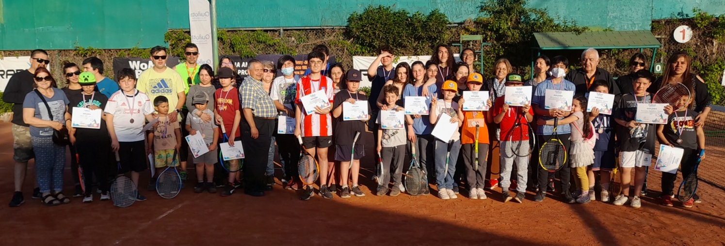 Jóvenes que participan en los talleres deportivos municipales exhiben todo lo aprendido durante el año.
