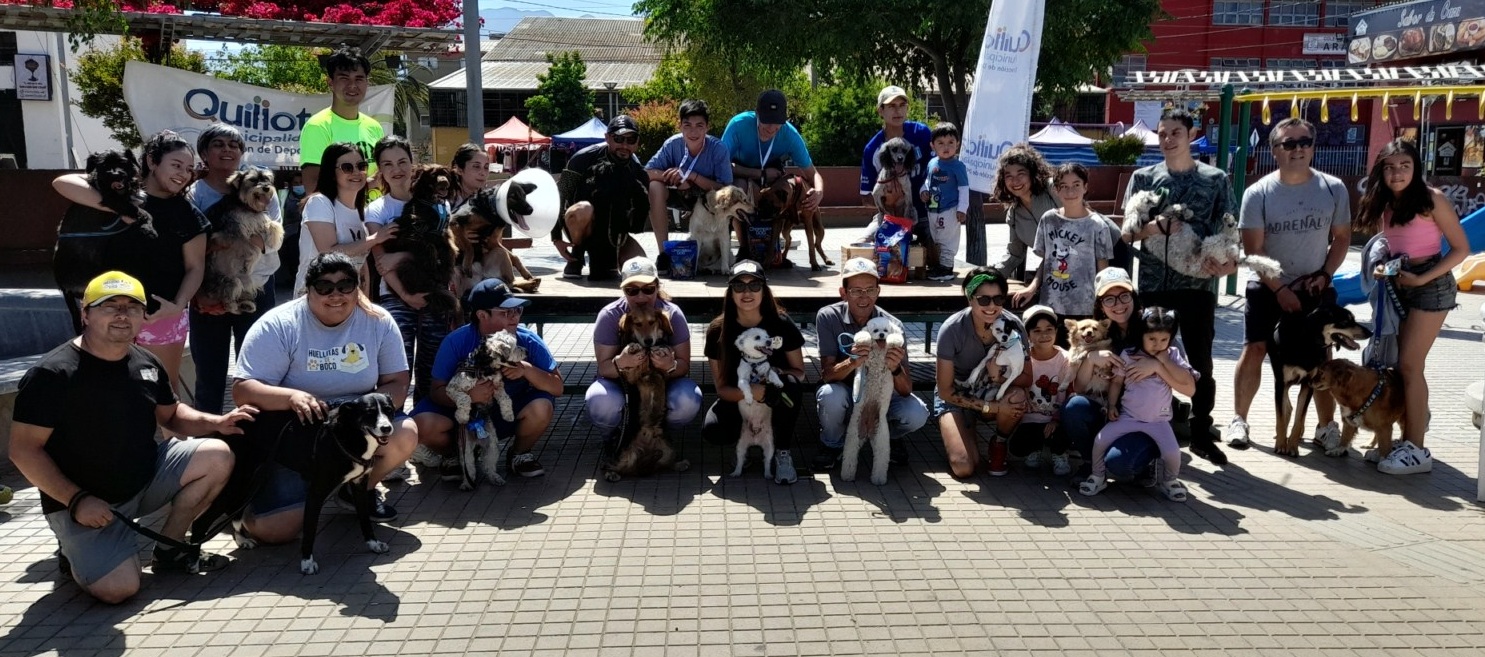 Familias quillotanas volvieron a disfrutar de una entretenida Corrida Canina en la Población Corvi.