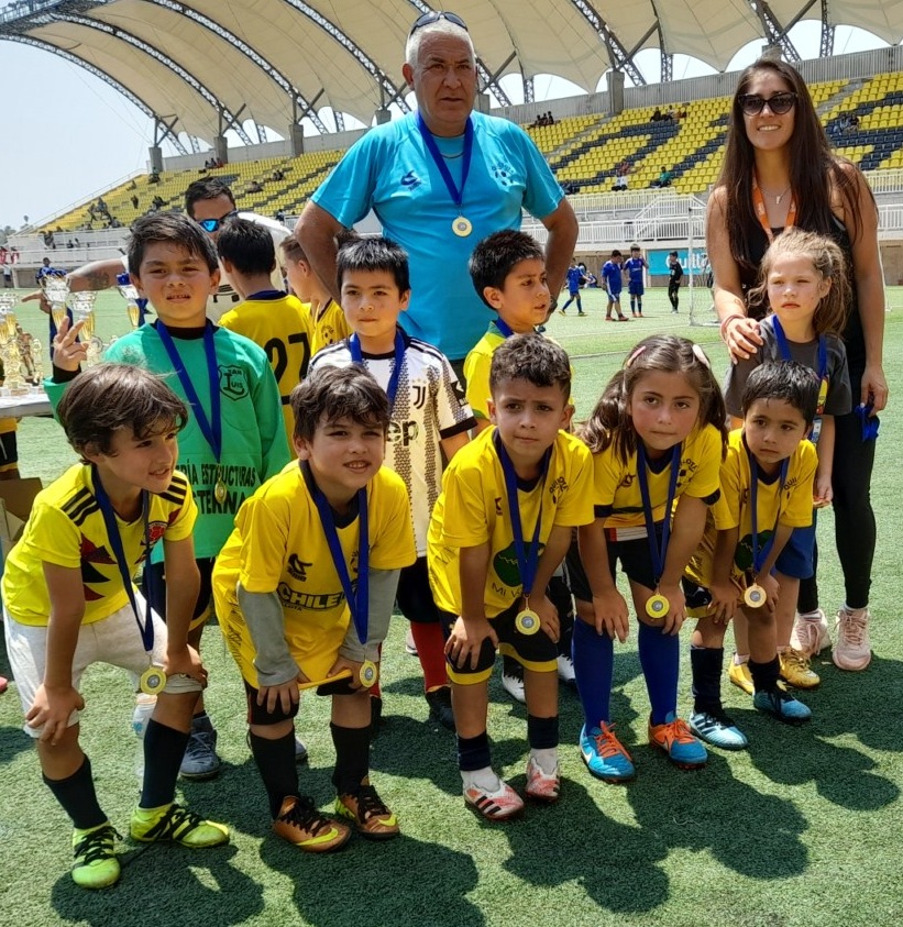 En el Estadio Municipal Lucio Fariña Fernández de Quillota se vivió una fiesta de fútbol infantil solidario.