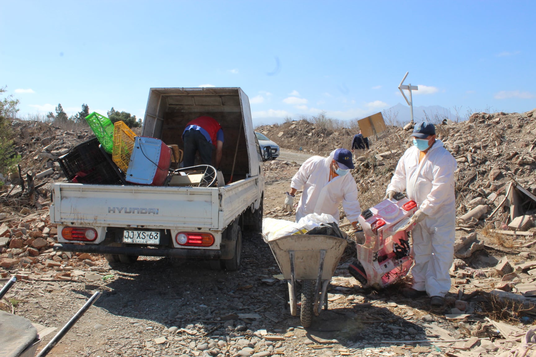 Municipalidad de Quillota y “Mujeres y Ríos Libres”  sacaron 80 toneladas de basura desde Humedal Mayaca.