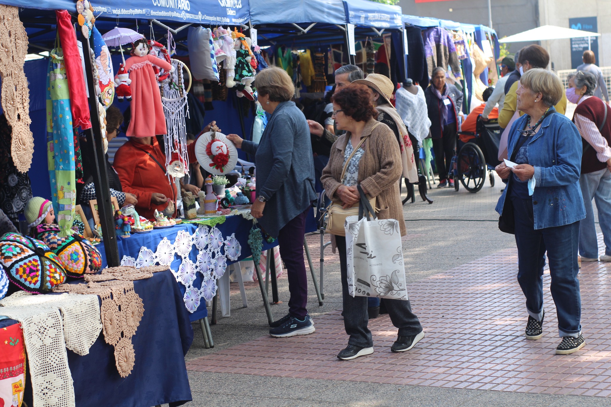 Muestra artesanal “Manos Mayores” exhibe productos hechos a mano por adultos mayores de Quillota
