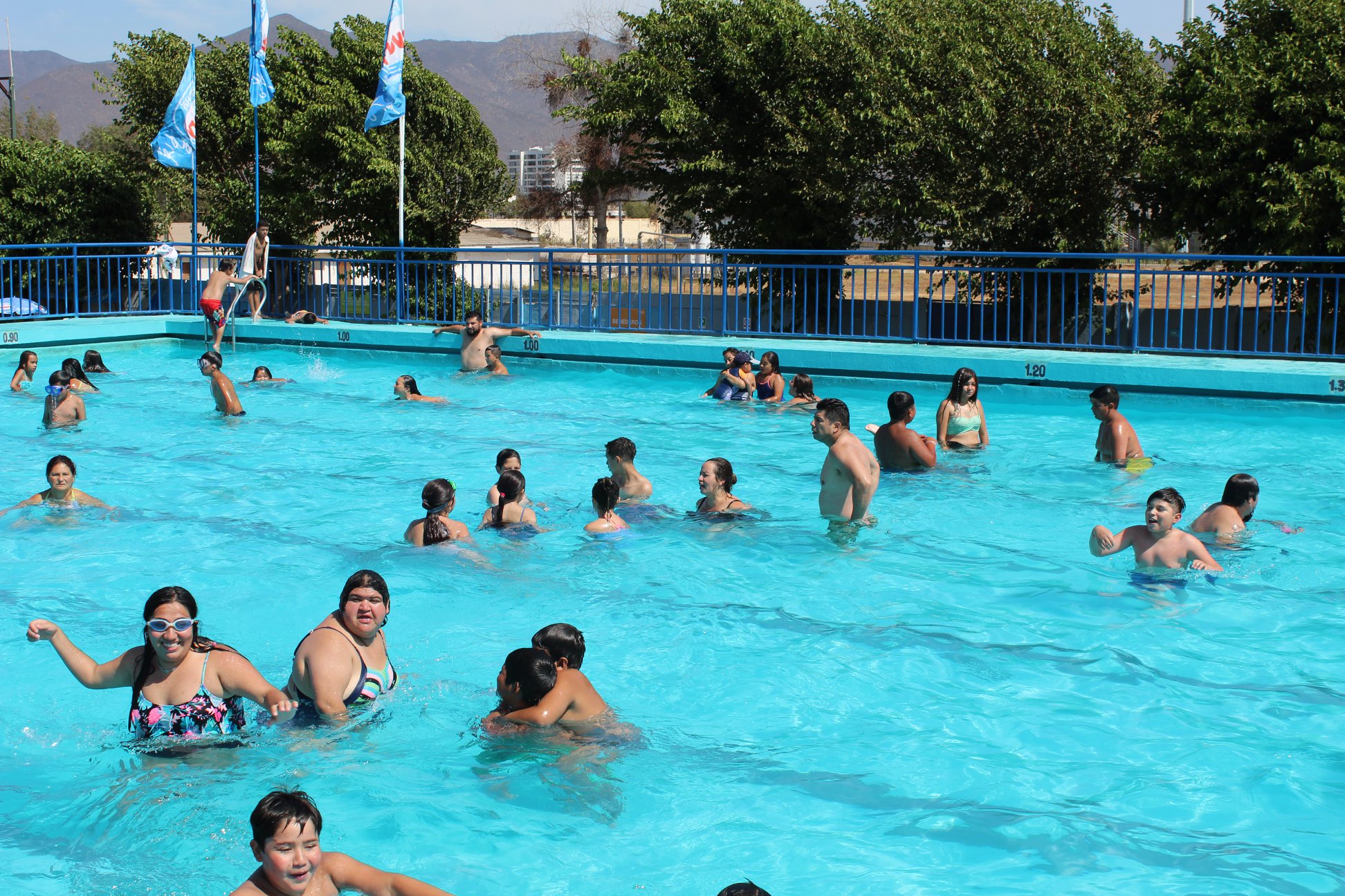 Cerca de cien niños y adolescentes de Seguridad Pública disfrutan de un verano entretenido en la Piscina Municipal