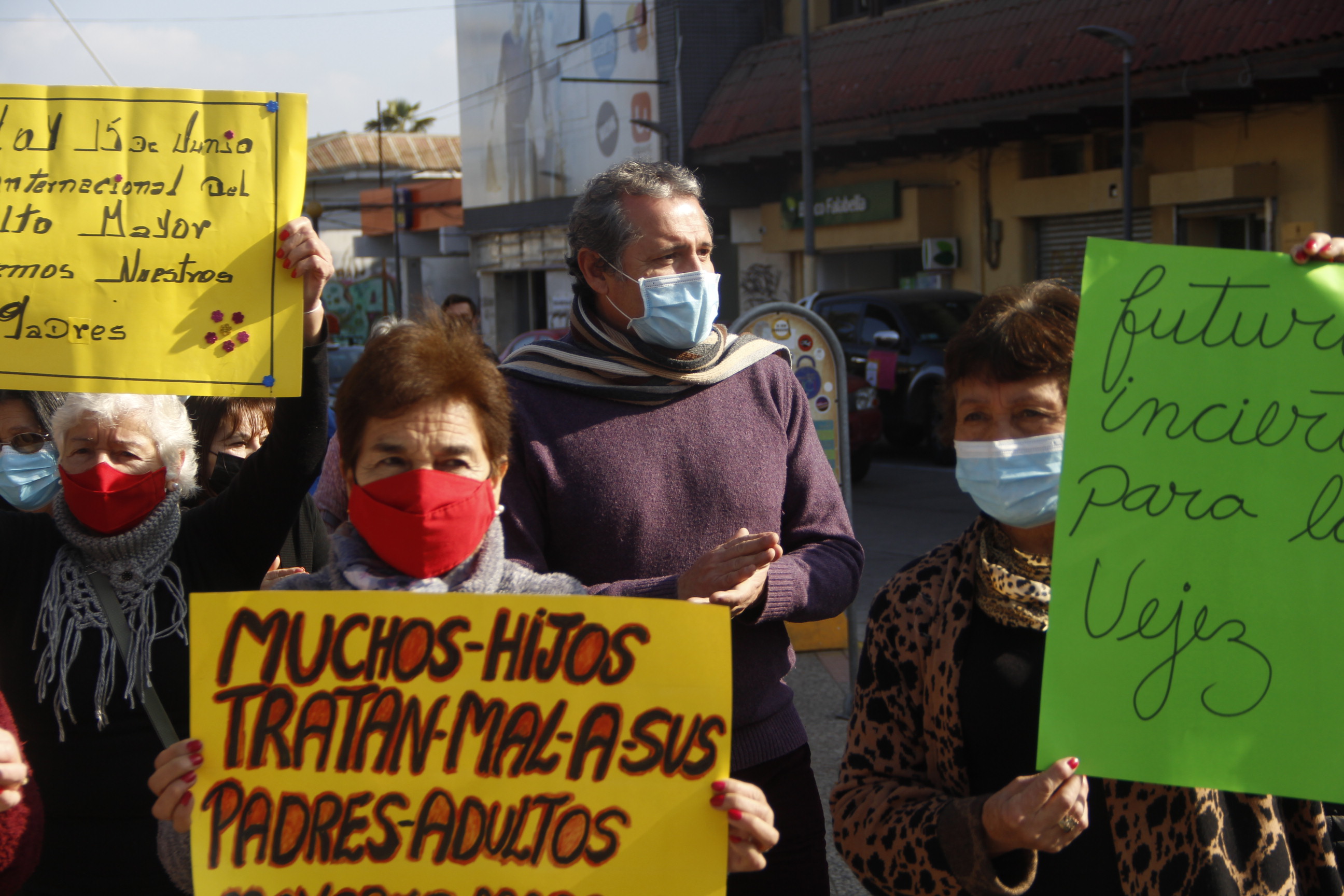 Quillota renovó su compromiso por el respeto y apoyo a las personas mayores de la comuna