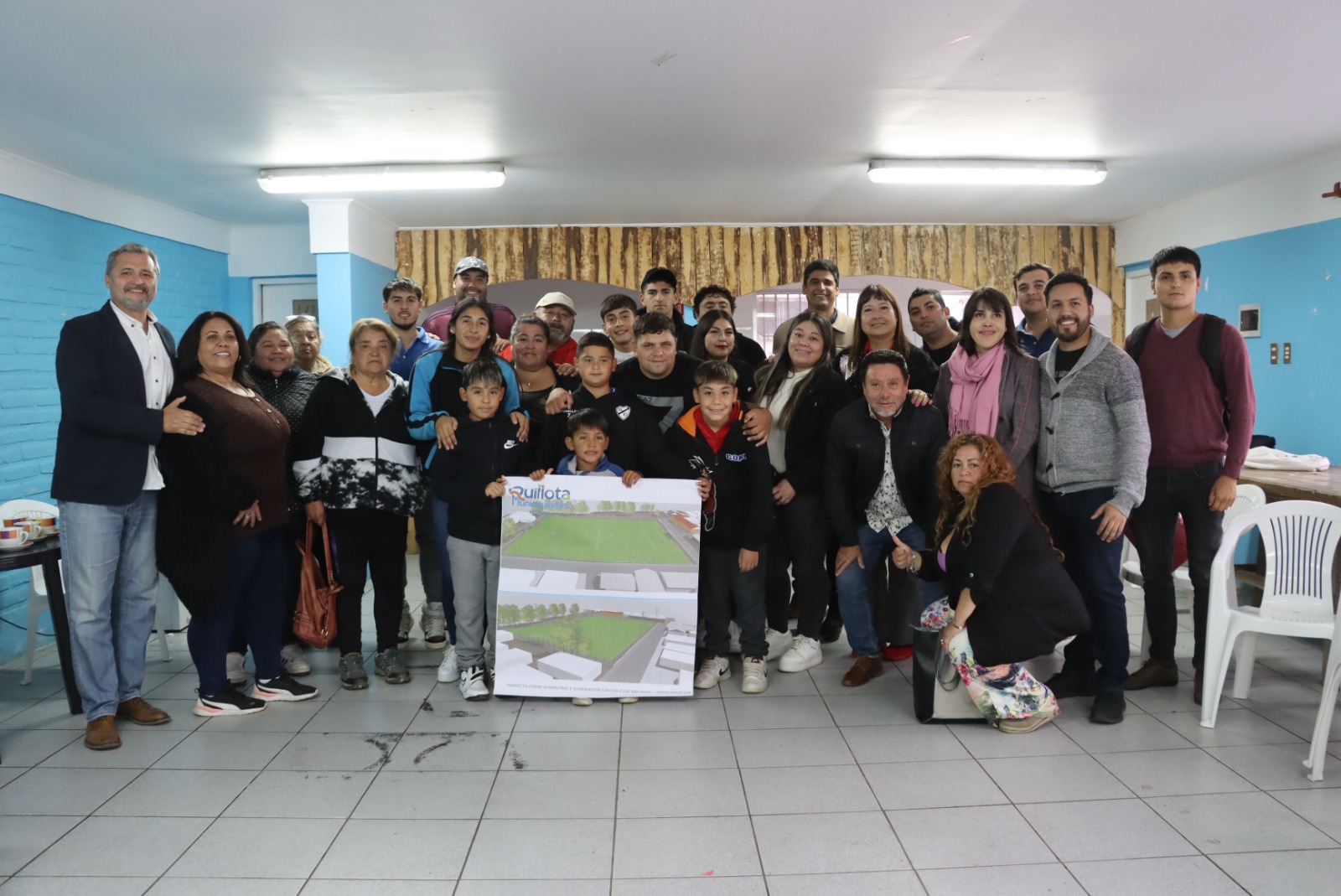 Dirigentes y simpatizantes del Club Nacional de Quillota celebran aprobación de proyecto de infraestructura.