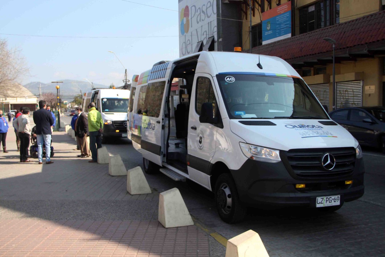 Municipalidad recibió dos modernos buses para traslado de personas en situación de discapacidad