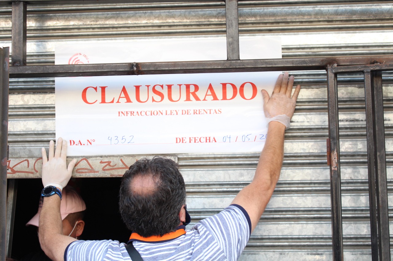 Medidas por Covid-19: Municipalidad reordenará a vendedores ambulantes y clausuró local de tragamonedas
