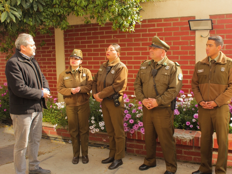 Alcalde Oscar Calderón visitó nuevas dependencias de Comisaría temporal de Carabineros en Quillota