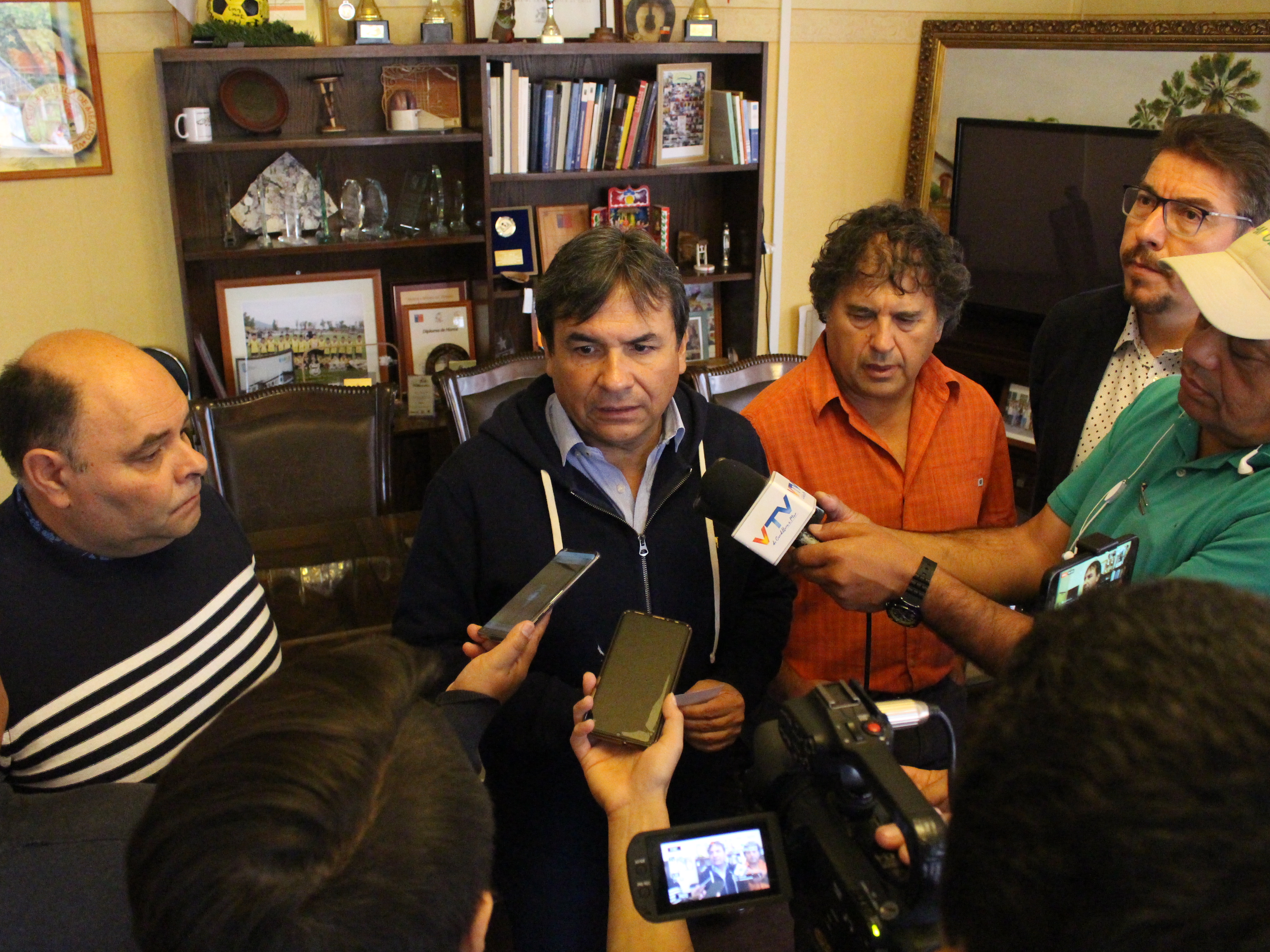 Municipalidad reforzará equipo de Salud, vacunará en plazas y dispuso línea telefónica para adultos mayores