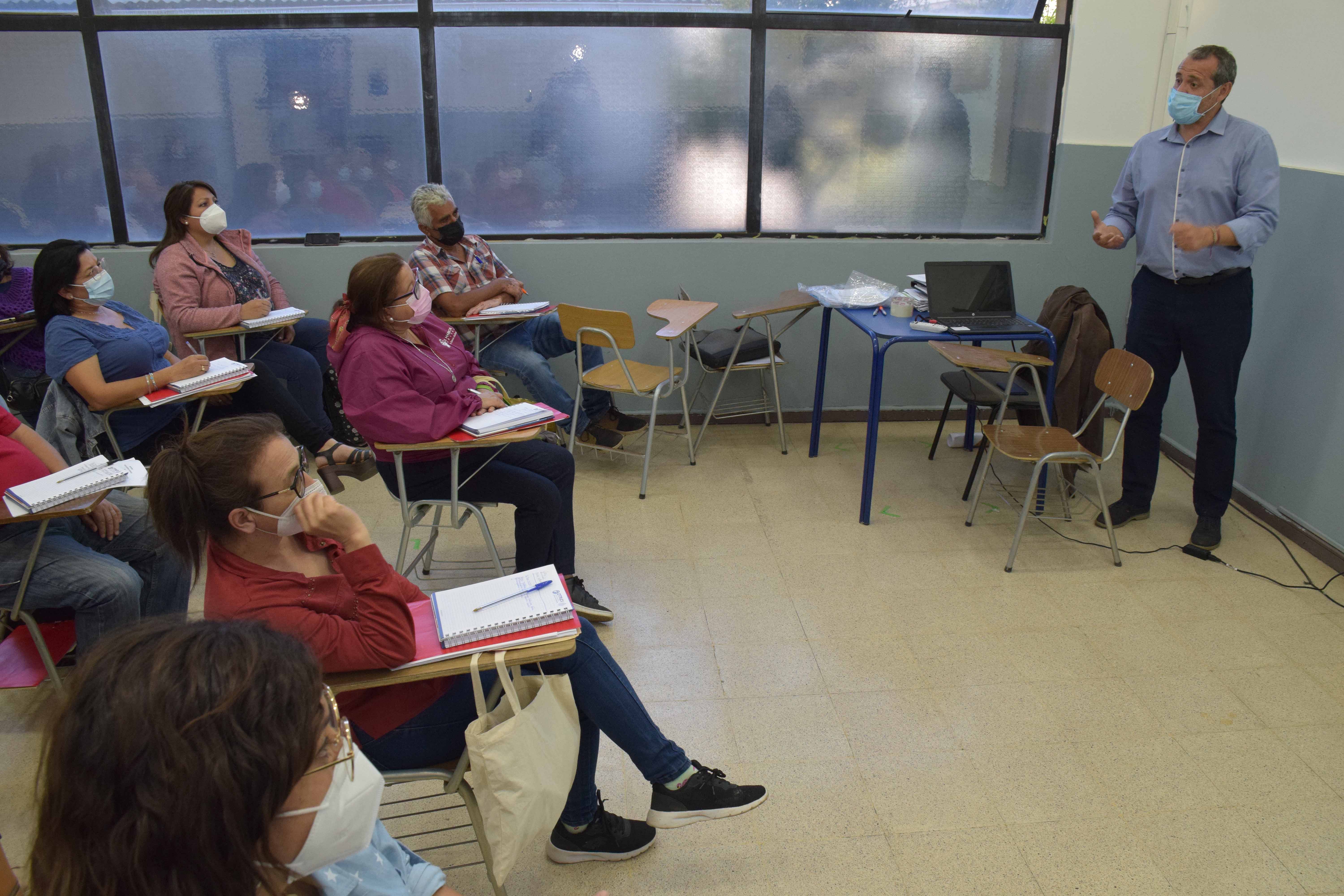 Alcalde Oscar Calderón Sánchez dictó clase en el Instituto del Dirigente Social