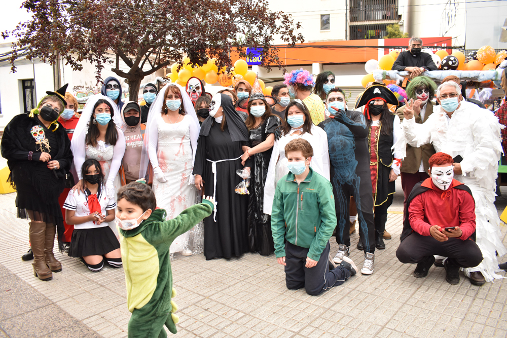 Beneficiarios del Albergue Municipal recorrieron las calles de Quillota entregando dulces en Halloween
