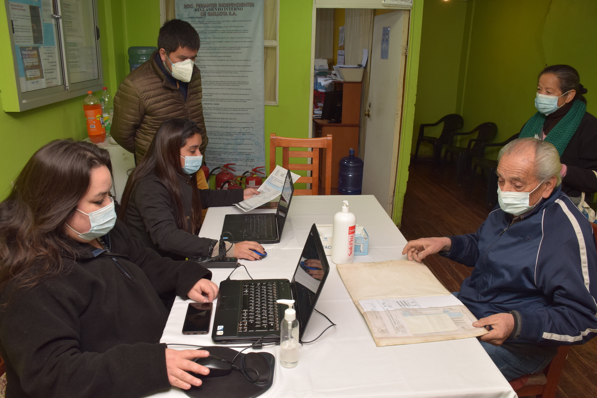 Municipalidad de Quillota realiza operativos para ayudar a feriantes en postulación al Bono Alivio Pymes