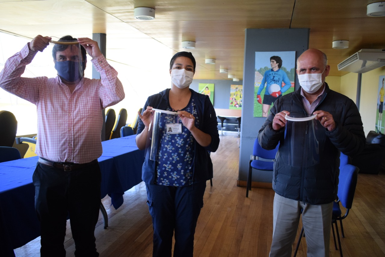 Profesionales de SaludQuillota recibieron donaciones de protectores faciales para hacer frente al COVID-19