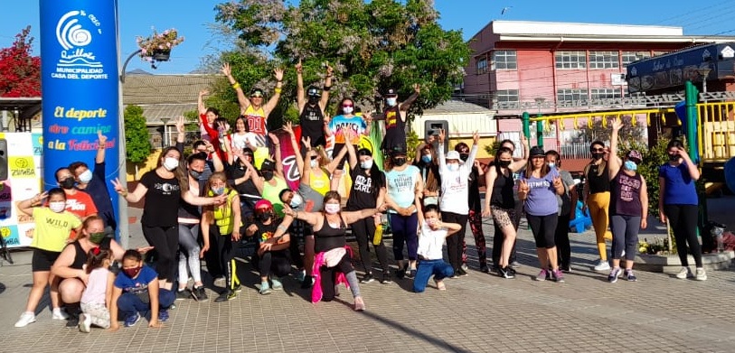 Quillotanos celebraron el aniversario comunal con una clase de zumba en el sector Corvi.