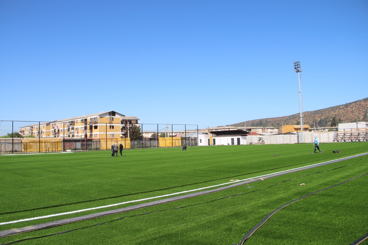 Nuevo estadio en Población El Bajío ya cuenta con su pasto sintético instalado y avanzan sus obras finales.