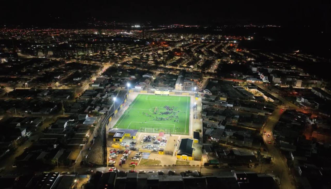 Con presencia masiva de la comunidad del sector se inauguró el nuevo Estadio El Bajío para el deporte local.