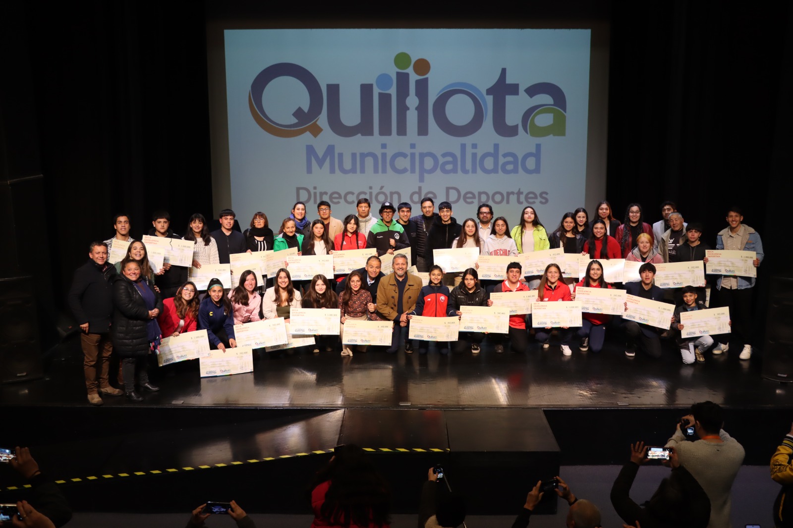 Cuarenta deportistas de la ciudad recibieron sus merecidas becas deportivas acompañados por sus familias.