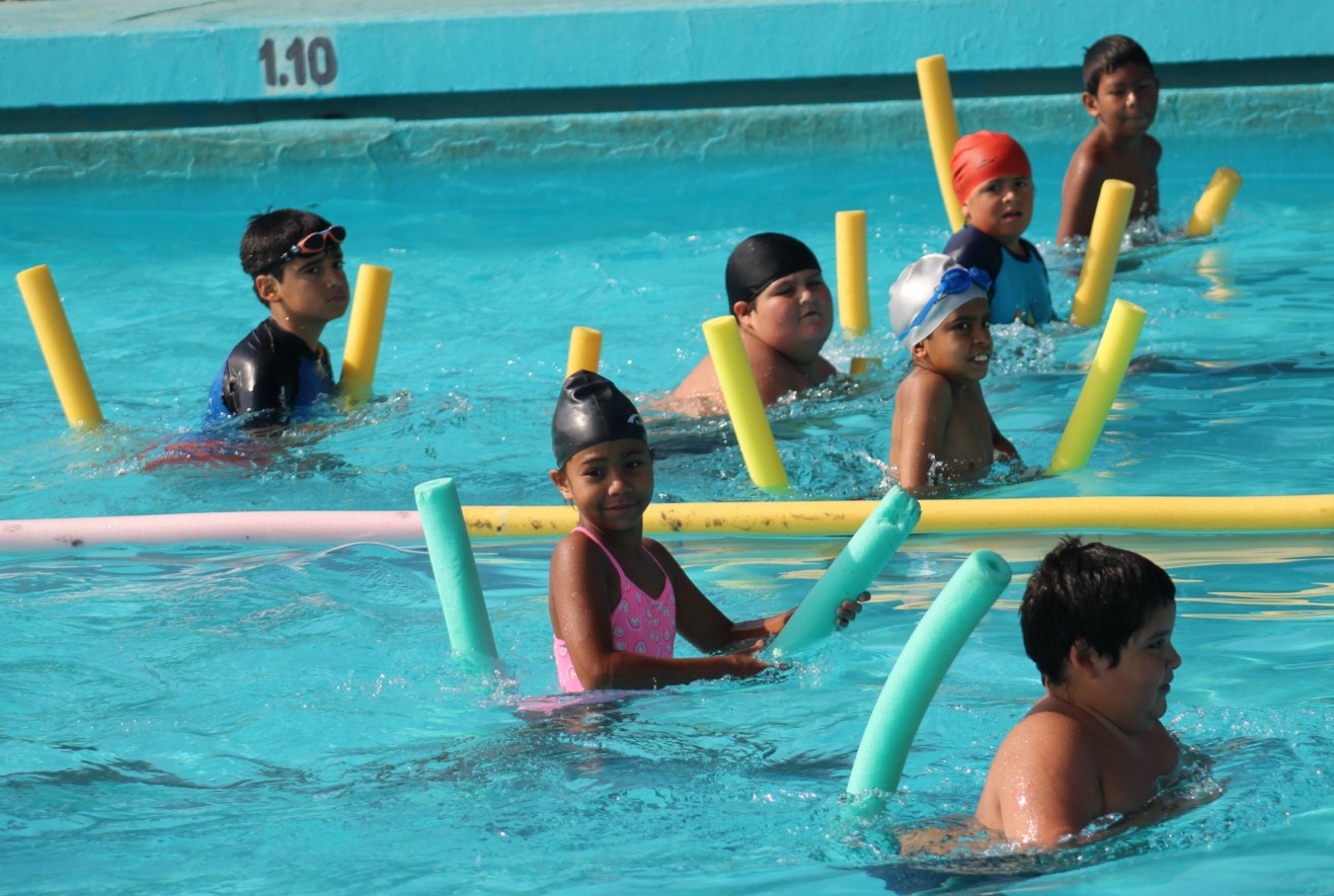 Cursos de natación vivieron el cierre del tercer ciclo e iniciaron últimas dos semanas de clases.