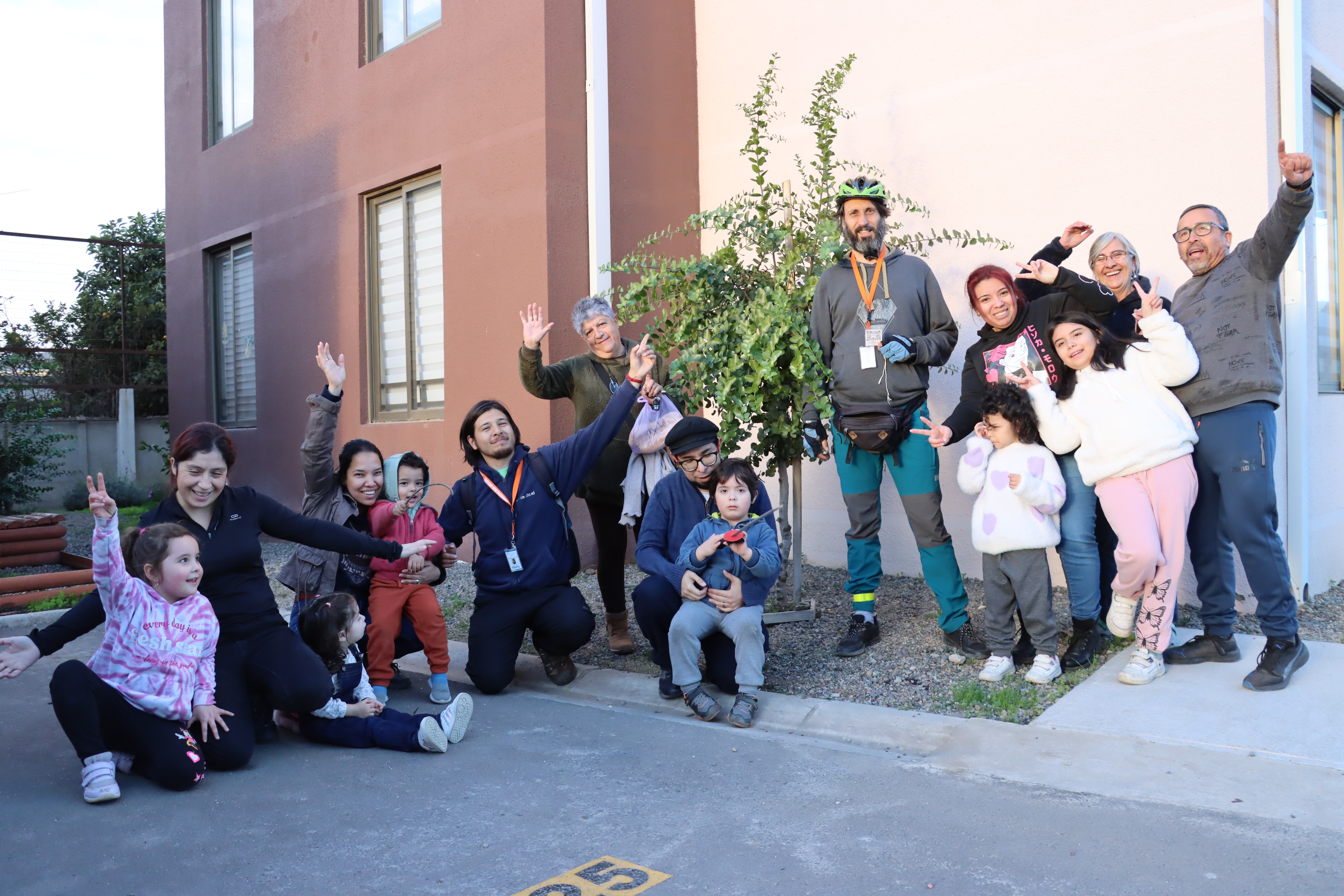 Quillota: Vecinos del condominio Santa Raquel reconocen la flora nativa de su entorno