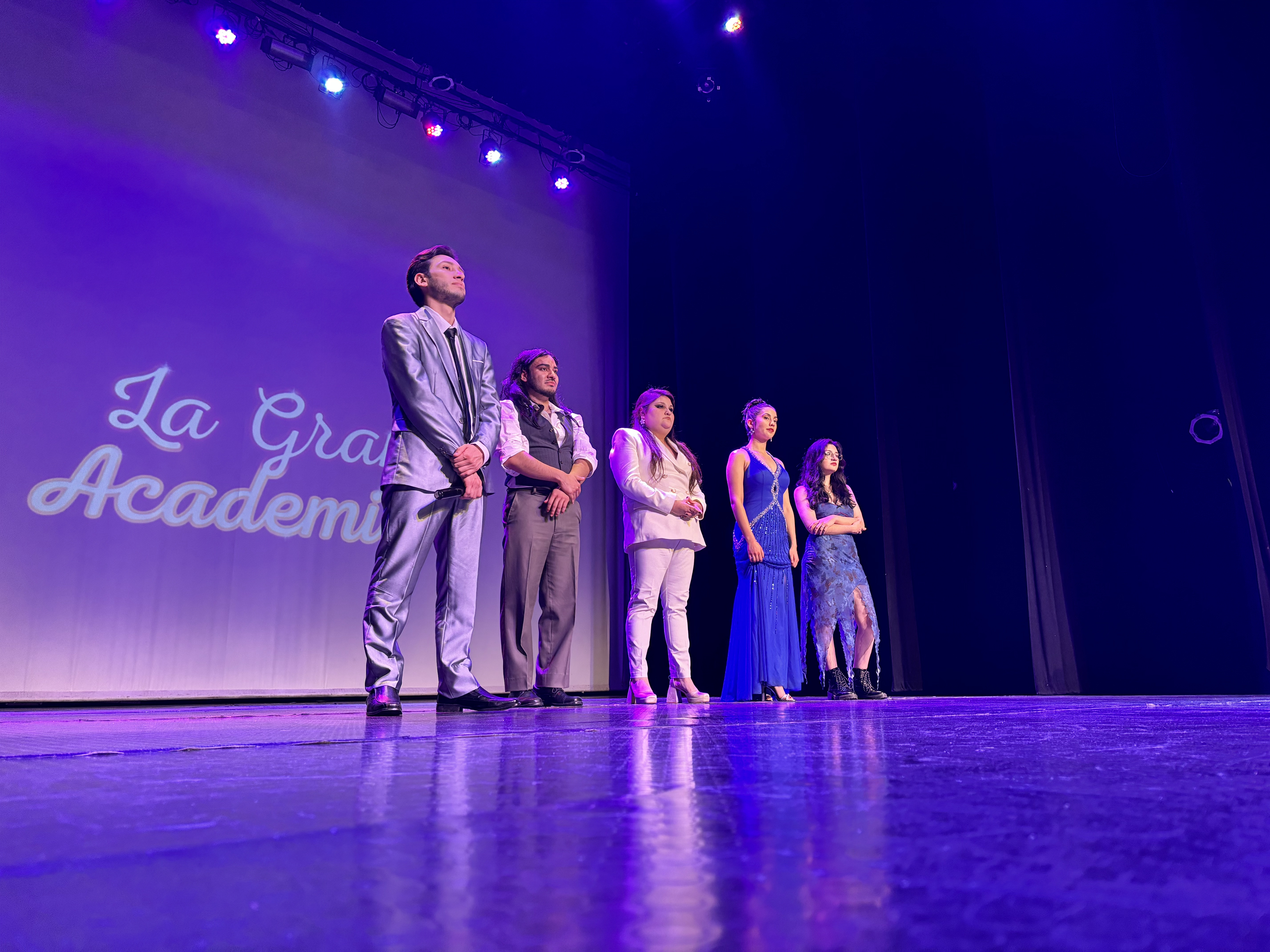 Web show de cantantes grabado en el Centro Cultural emitirá su gala final este domingo