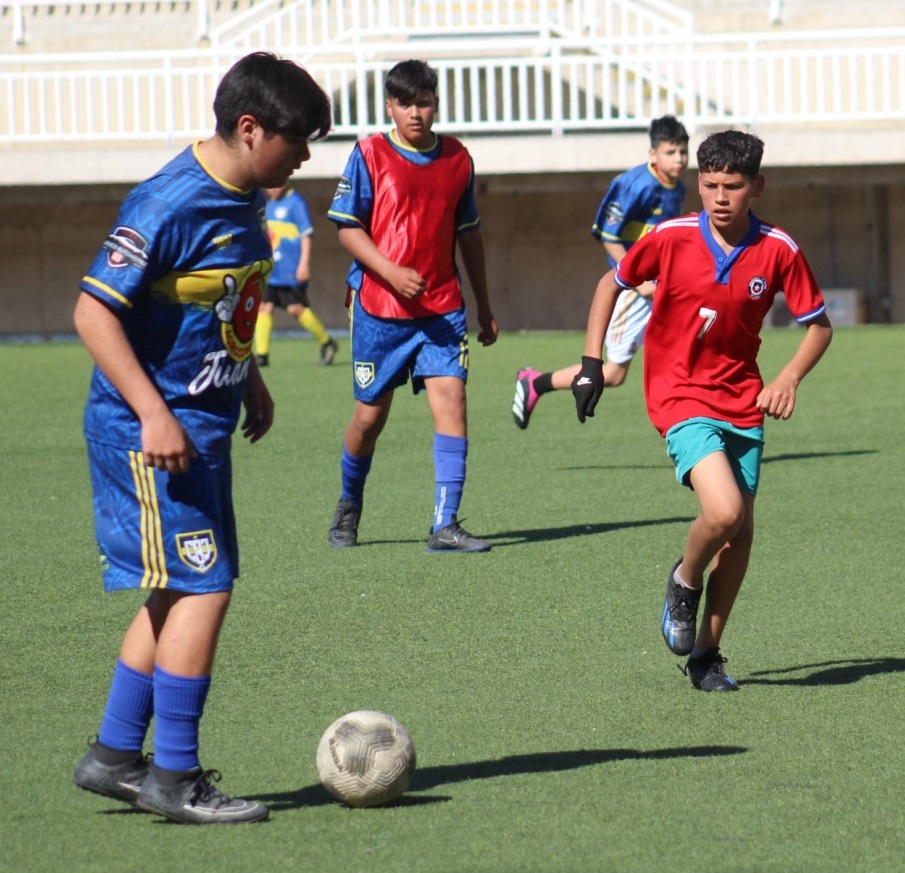 Jóvenes de talleres municipales de Dirección de Deportes Quillota se motivan enfrentando a nuevos rivales.