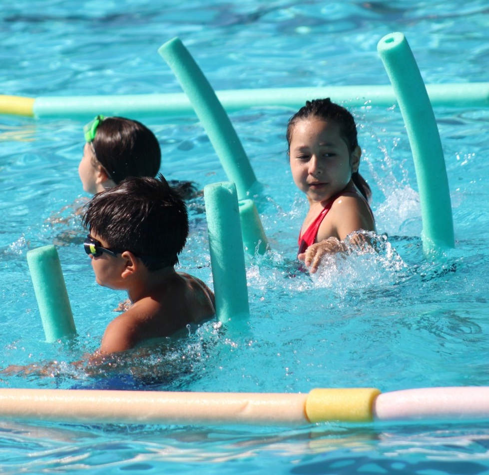 Más de 400 personas participaron en los cursos municipales de natación durante el verano 2022.