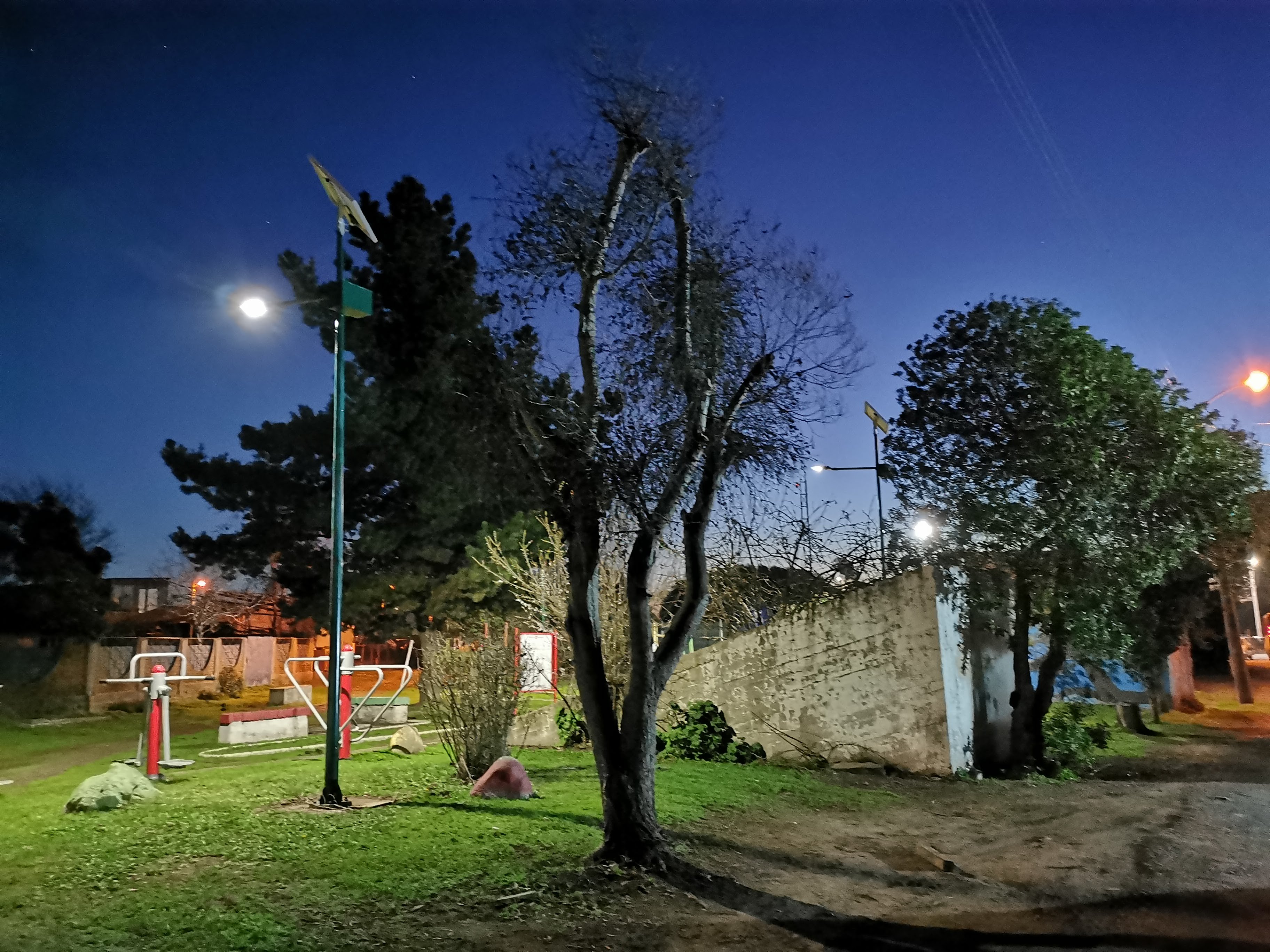 Energía solar ilumina plazas de villas en Quillota