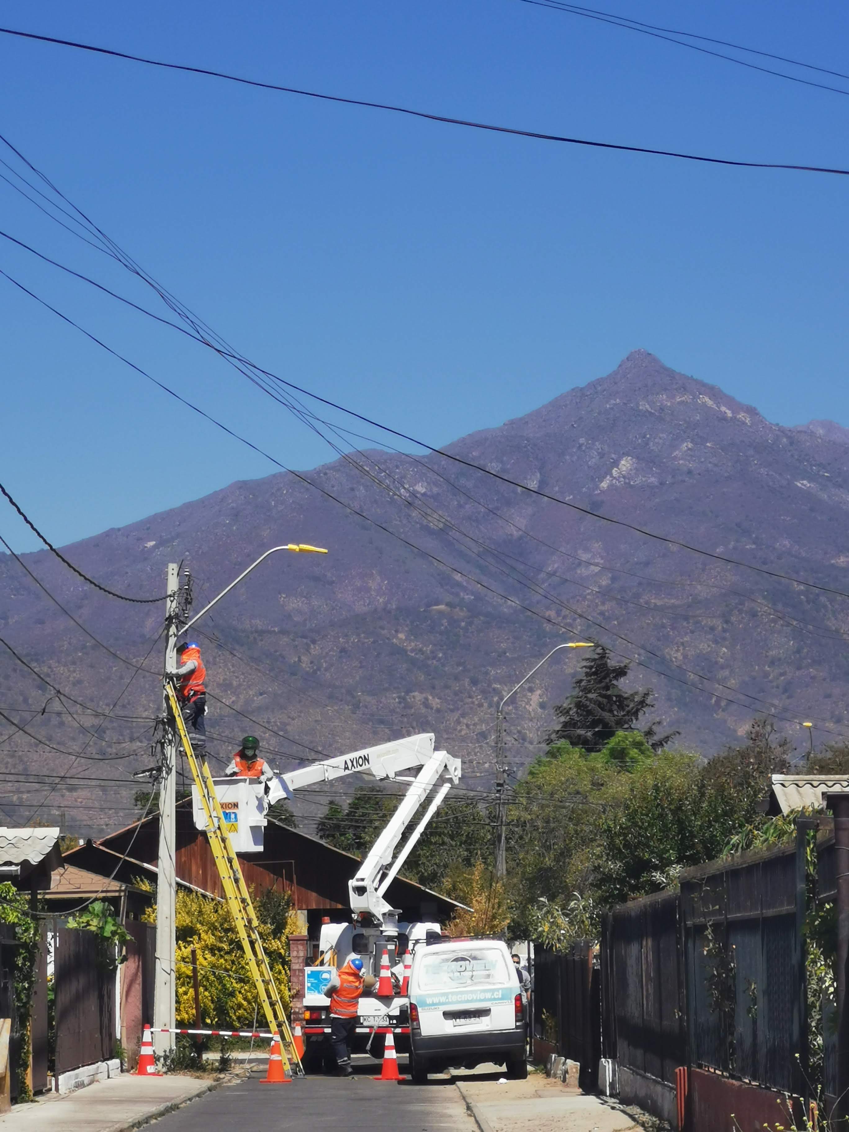 Veinte villas son beneficiadas con nuevo recambio de luminarias Led en Quillota