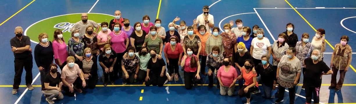 Adultos mayores de Quillota disfrutaron de entretenida jornada de actividad física en el Gimnasio Municipal.