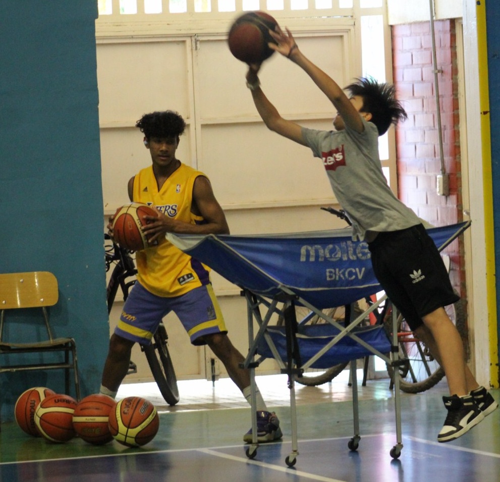 Jóvenes quillotanos brindaron un gran espectáculo con el primer torneo de triples de Dirección de Deportes.