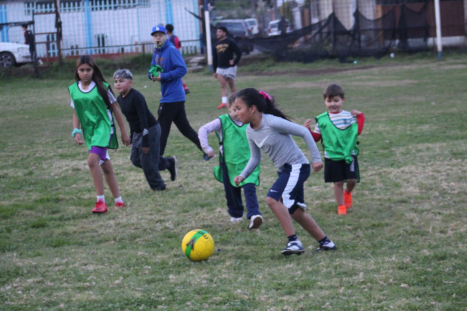 Durante vacaciones de invierno continúan las clases municipales gratuitas de fútbol en barrios de la ciudad.