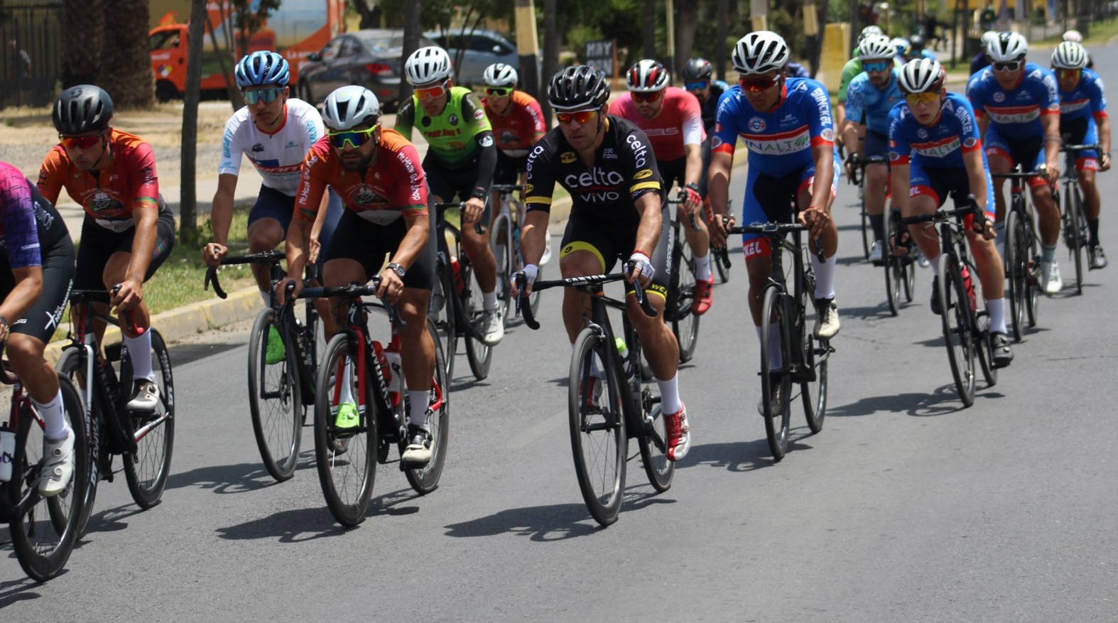 Grandes ciclistas de la región y el país estuvieron presentes en segunda versión Criterium Mr. Haze Quillota.