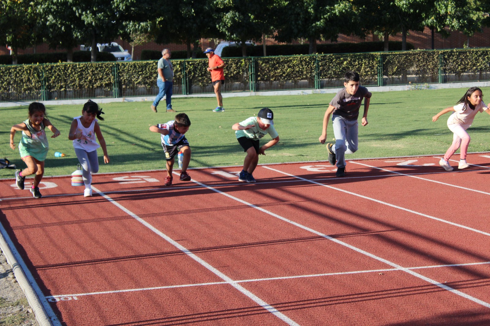 Con más de veinte participantes se iniciaron clases del taller municipal de atletismo en el Estadio Marista.