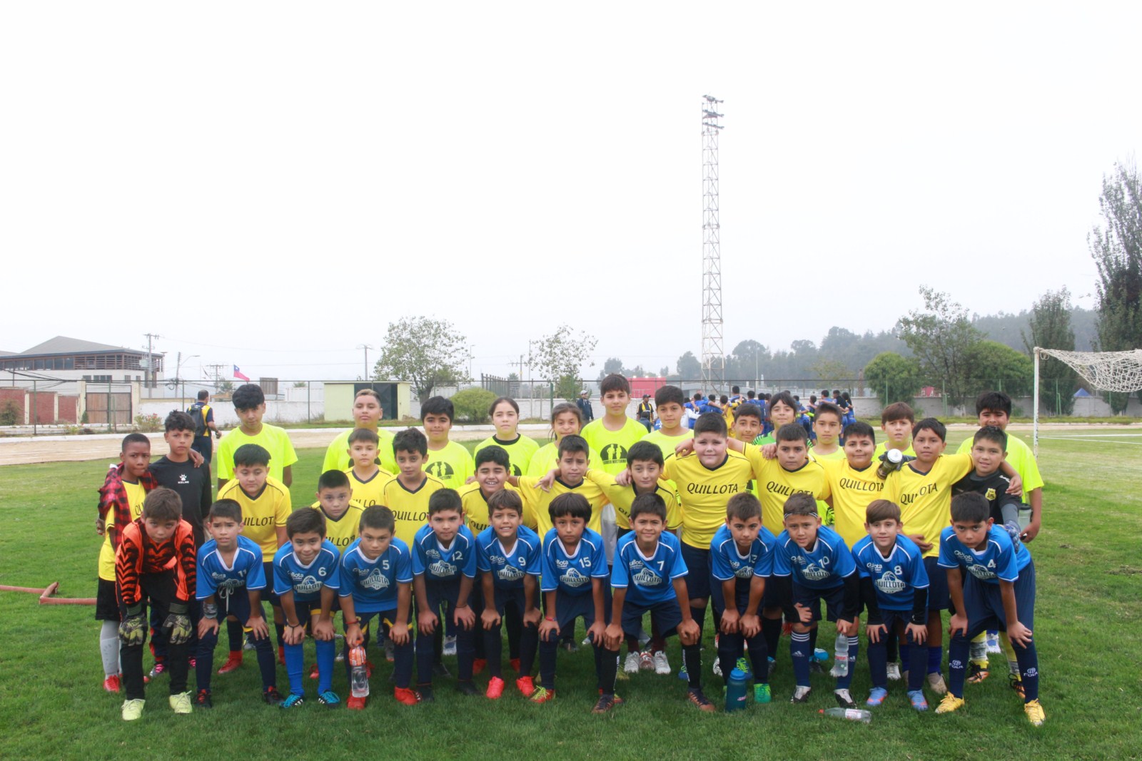 Hombres y mujeres de los talleres municipales de fútbol se preparan para competir en este 2023.