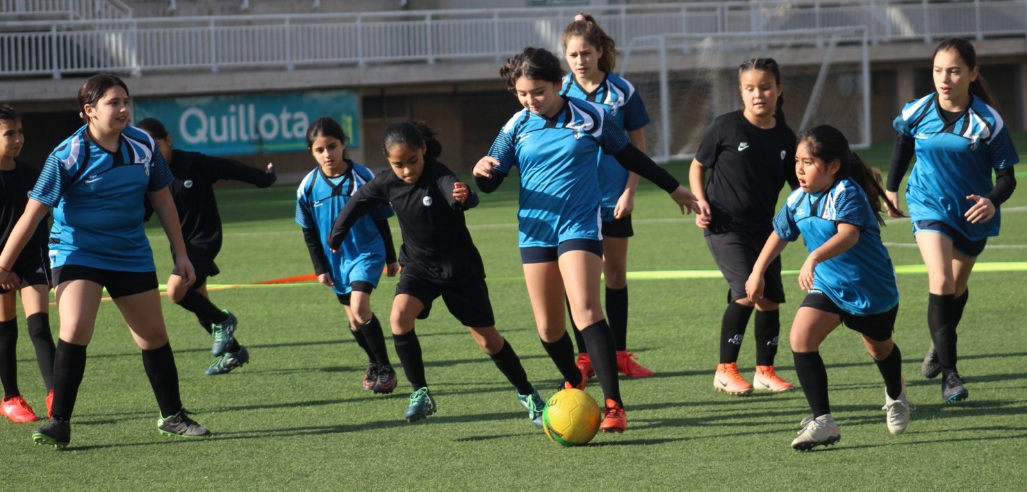 Jóvenes de talleres municipales de fútbol se motivan jugando una serie de partidos amistosos recreativos.