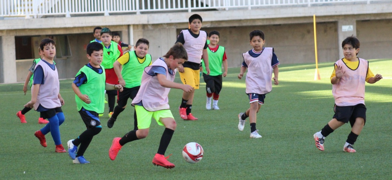 Más de un centenar de niños comenzaron las clases de los talleres deportivos de verano.
