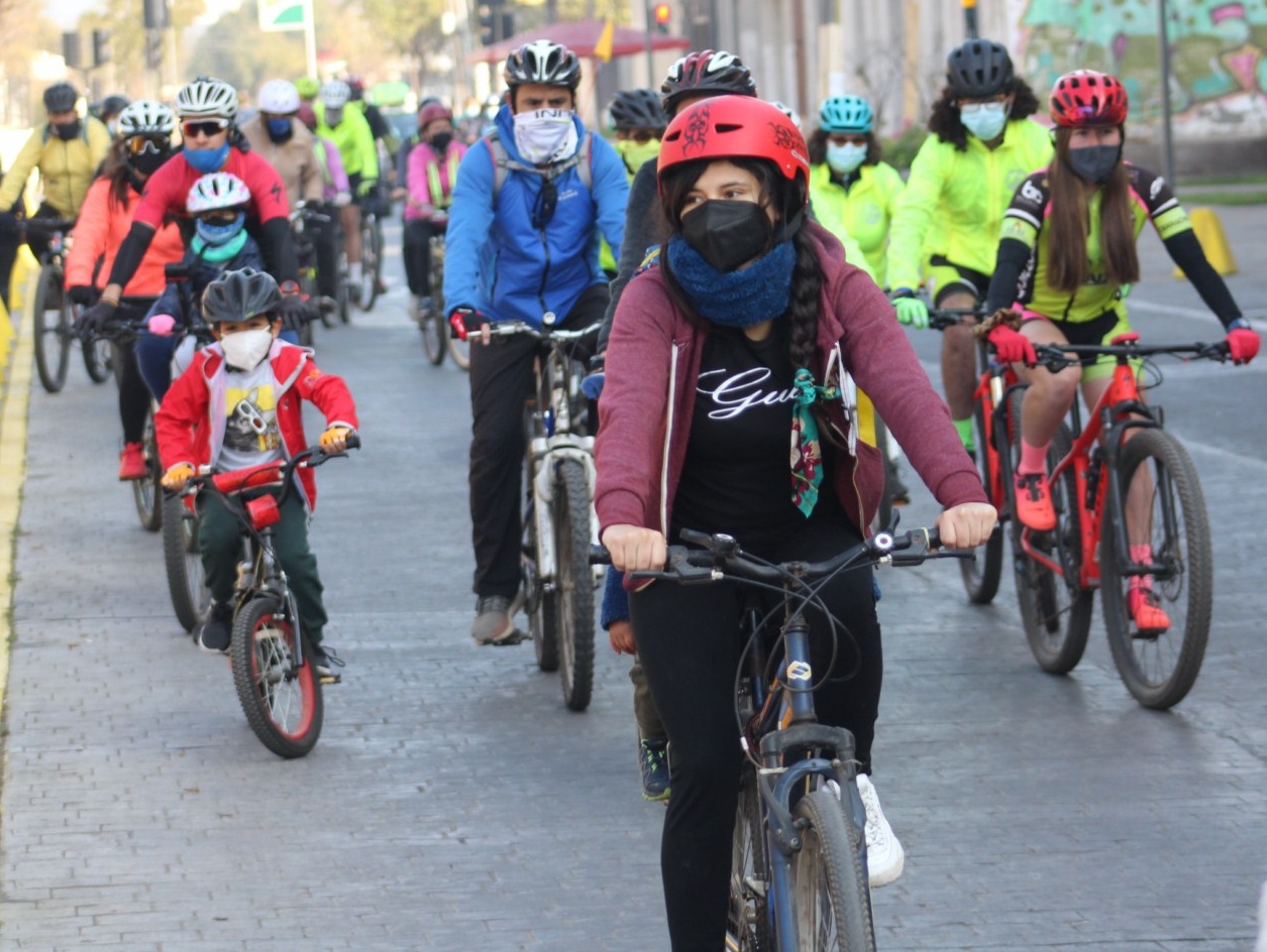 Con cicletada familiar se comenzó a reactivar el deporte en la ciudad de Quillota.