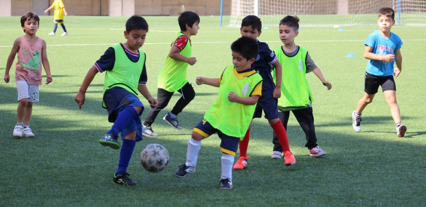 Los talleres municipales de fútbol siguen motivando a los más pequeños durante el período estival 2023.
