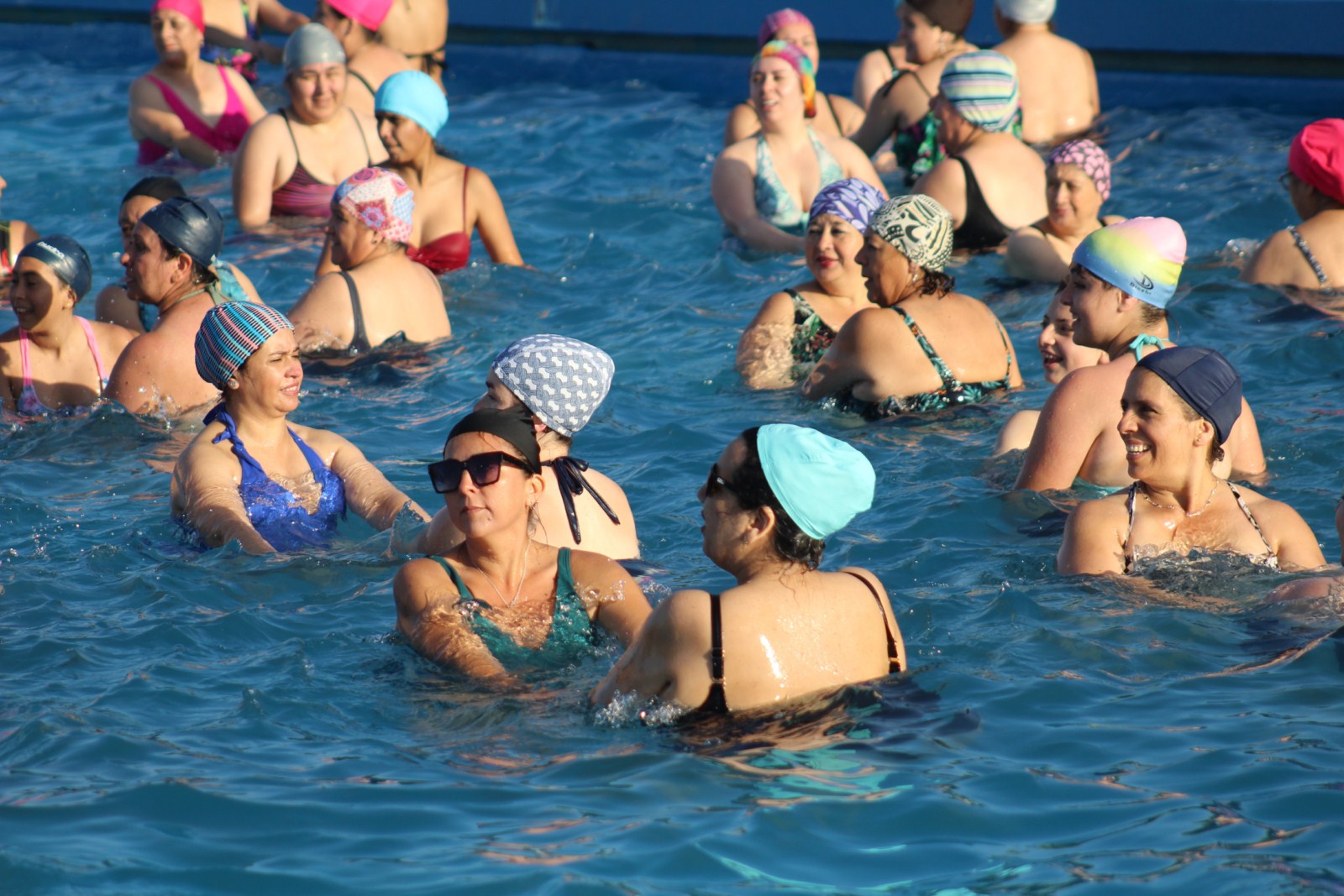 Con diversas actividades durante todo el día se disfruta este verano 2024 en la Piscina Municipal de Quillota.