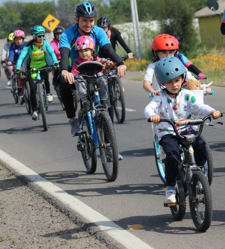 Familias quillotanas recorrieron la ciudad durante Cicletada Recreativa organizada por Club MTB Quillota.